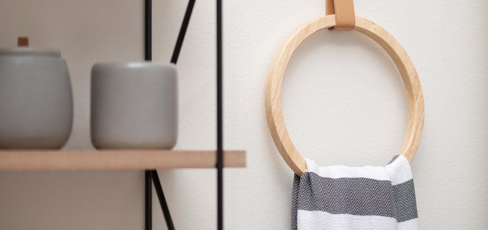 Hyllor och h&auml;ngare